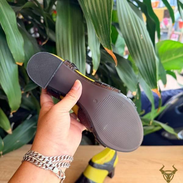 Sandal nữ DJEA8 da cá sấu màu đen, thời trang, đẳng cấp và mang dấu ấn riêng.