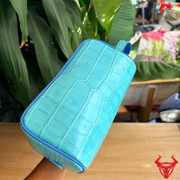 Túi clutch hộp nam da cá sấu xanh lam, thời trang và đẳng cấp.