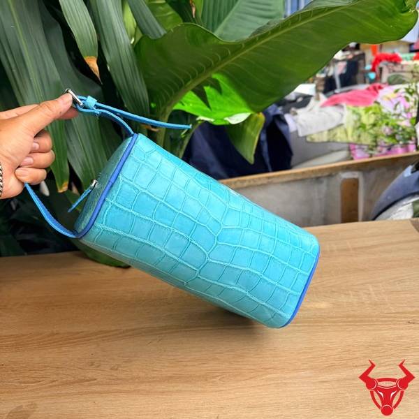 Túi clutch hộp nam xanh lam, da bụng cá sấu nổi bật với phong cách hiện đại.