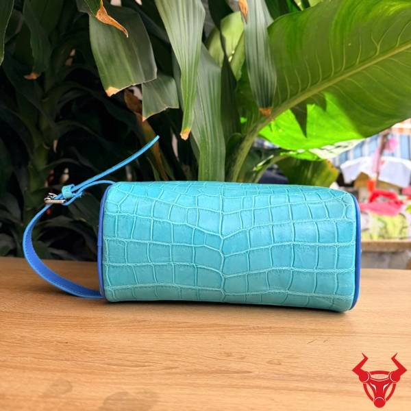 Túi clutch nam da bụng cá sấu xanh lam, thiết kế hộp sang trọng và năng động.