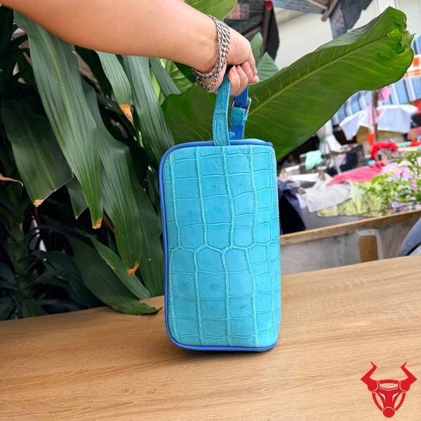Túi clutch nam da bụng cá sấu xanh lam, trẻ trung, cao cấp và cá tính.